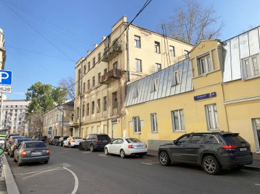 Moskova, Rusya, 16 Ekim 2019. Khokhlovsky sokağı, Moskova 'da 18 numaralı evin yanına park edilmiş arabalar.