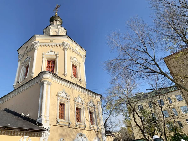 1610年在莫斯科Khokhly建造的圣三位一体教堂 — 图库照片