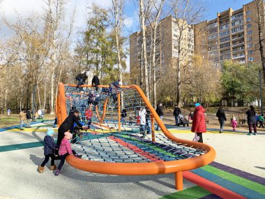 Balashikha, Moskova bölgesi, Rusya, Ekim, 13. 2019. Çocuklu ebeveynler sonbaharda 