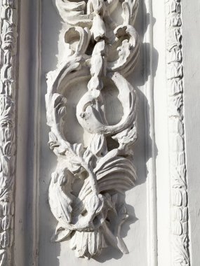 Moskova, Rusya, 16 Ekim 2019. Cebrail Kilisesi, Menshikov Kulesi 'nin ön cephesindeki çiçek süsü.