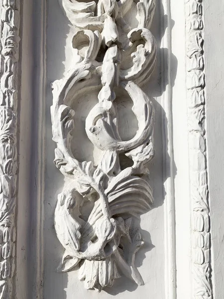 Moskova, Rusya, 16 Ekim 2019. Cebrail Kilisesi, Menshikov Kulesi 'nin ön cephesindeki çiçek süsü.