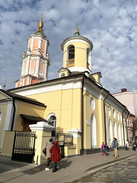 2019年10月16日 俄罗斯莫斯科 秋天的一个阴天 人们在莫斯科Arkhangelsk巷Fyodor Stratilat教堂和Menshikov塔附近的Arkhangelsky小巷散步 — 图库照片