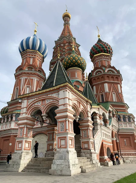 Moscou Russie Octobre 2019 Personnes Marchant Près Cathédrale Basilique Sur — Photo