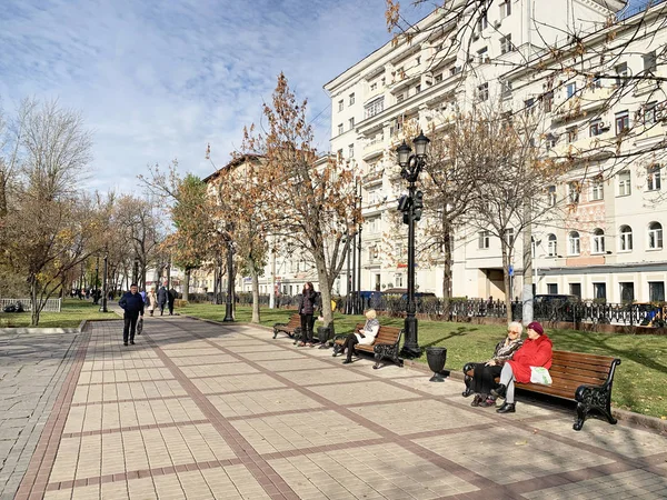 Moscú Rusia Octubre 2019 Gente Caminando Por Chistoprudny Boulevard Octubre —  Fotos de Stock