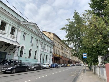 Moskova, Rusya, 16 Temmuz 2019. Moskova 'da yazın Kazakov caddesine park edilmiş arabalar
