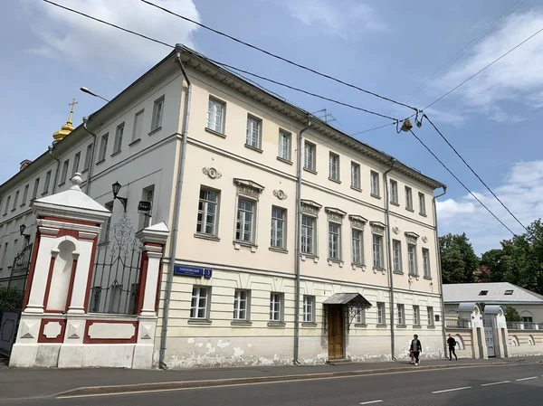 Moskva Rusko Července2019 Lidé Procházející Blízkosti Historické Budovy Starobylého Městského — Stock fotografie