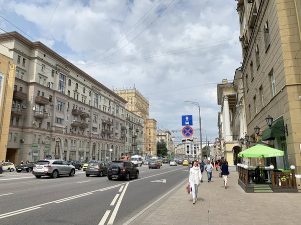 Μόσχα Ρωσία Ιουλίου 2019 Άνθρωποι Περπατούν Κατά Μήκος Της Λεωφόρου — Φωτογραφία Αρχείου