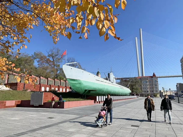 Vladivostok Russia October 2019 People Walking Guards Red Banner Submarine — Stock Photo, Image
