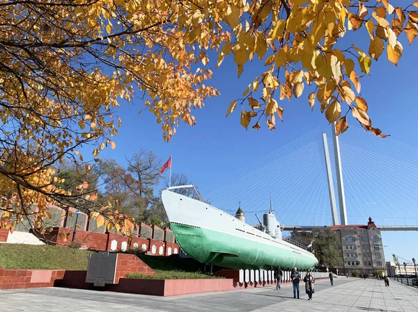 Vladivostok Rusia Octubre 2019 Gente Caminando Cerca Del Submarino Bandera — Foto de Stock