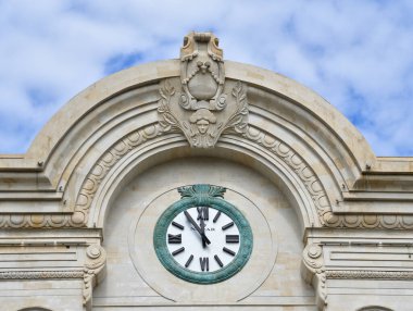 Fuzuli caddesinde saati olan güzel tarihi bir bina. Azerbaycan, Bakü şehri