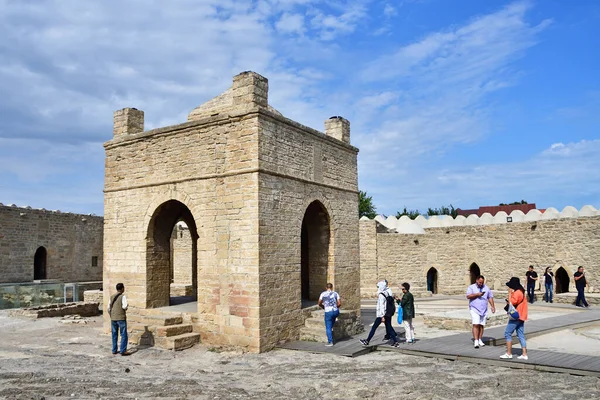Ateshgah Azerbaijan September 2019 People Looking Ateshgah Fire Temple Azerbaijan — Stock Photo, Image