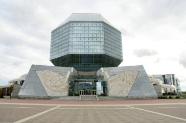 Minsk, Belarus, 28 Eylül 2015. Bulutlu bir günde Belarus Ulusal Kütüphanesi.