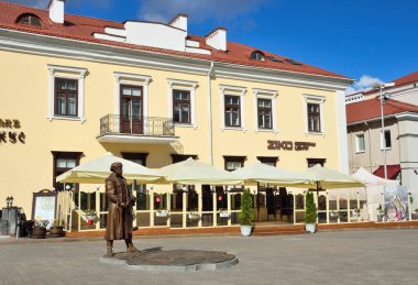 Minsk, Belarus, 28 Eylül 2015. Voight, şehrin anahtarlarıyla ve kraliyet tüzüğüyle. Minsk 16. yüzyılın ayak planında..