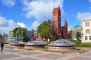Minsk, Belarus, 28 Eylül 2015. St. Simeon Kilisesi ve St. Helena Minsk, Belarus 'taki Bağımsızlık Meydanı