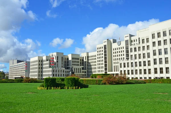 Mińsk Białoruś Wrzesień 2015 Mińsk Jesienią Budynki Rządowe Placu Niepodległości — Zdjęcie stockowe