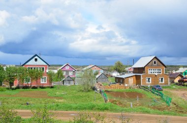 Varzuga, Kola Yarımadası, Rusya, Haziran 04, 2015. Bulutlu bir yaz gününde Varzuga 'nın eski Pomeranya köyü