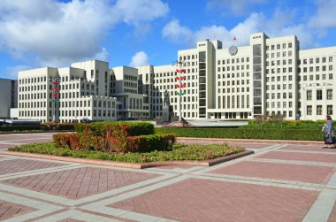 Minsk, Belarus, 28 Eylül 2015. Minsk, sonbaharda Bağımsızlık Meydanı 'ndaki hükümet binaları 