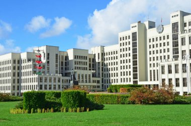 Minsk, Belarus, 28 Eylül 2015. Minsk, sonbaharda Bağımsızlık Meydanı 'ndaki hükümet binaları 