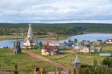 Rusya, Murmansk bölgesi, Tersky bölgesi, Varzuga köyü. 1674 'te inşa edilen Dormition Kilisesi ve Büyük Athanasius Kilisesi.