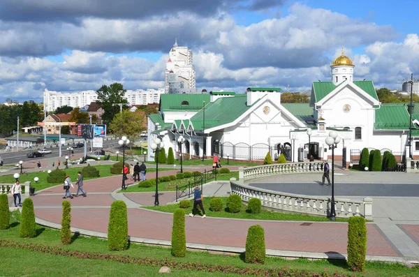 Minsk Belarus September 2015 People Walking Minsk Spiritual Academy Church — Stock Photo, Image