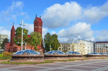 Minsk, Belarus, 28 Eylül 2015. St. Simeon Kilisesi ve St. Helena Minsk, Belarus 'taki Bağımsızlık Meydanı