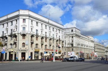 Minsk, Belarus, 28 Eylül 2015. Sonbaharda, Minsk 'teki Independence Bulvarı, Belarus. 19, 21 numaralı evler.