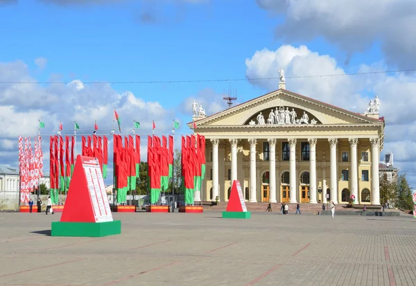 Minsk Bielorrusia Septiembre 2015 Gente Caminando Cerca Del Palacio Cultura —  Fotos de Stock