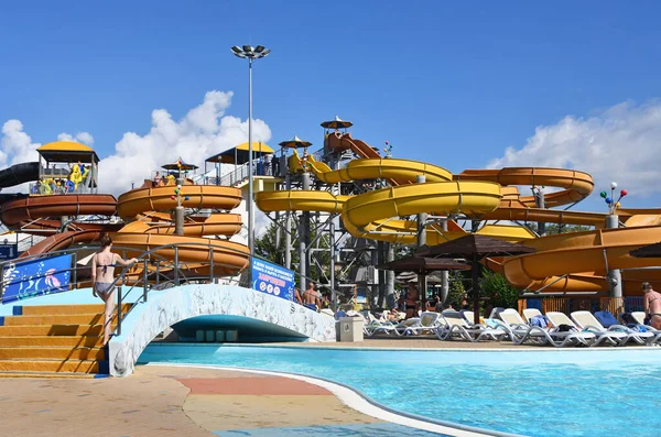 Anapa Rusland Juli 2018 Mensen Zwemmen Het Aquapark Golden Beach — Stockfoto