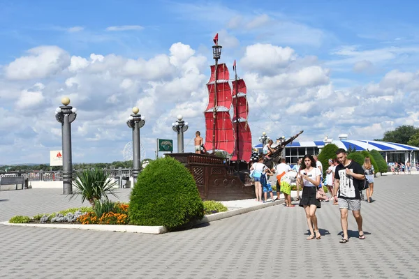 Anapa ロシア 2018年7月18日 晴れた日にはアナパ リゾートの帆船 スカーレット セイル の隣の遊歩道を歩く人々 — ストック写真