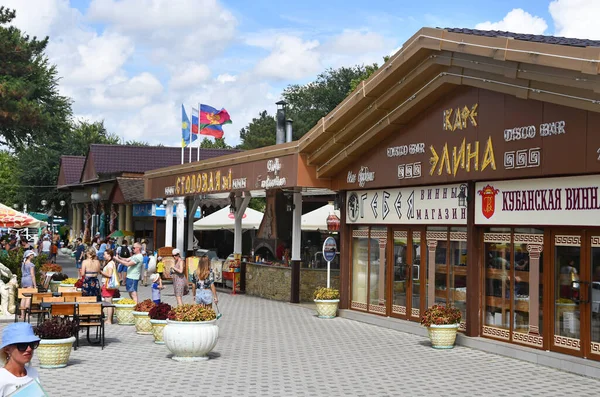 Anapa Rusia Julio 2018 Gente Caminando Cerca Cafetería Elina Paseo — Foto de Stock