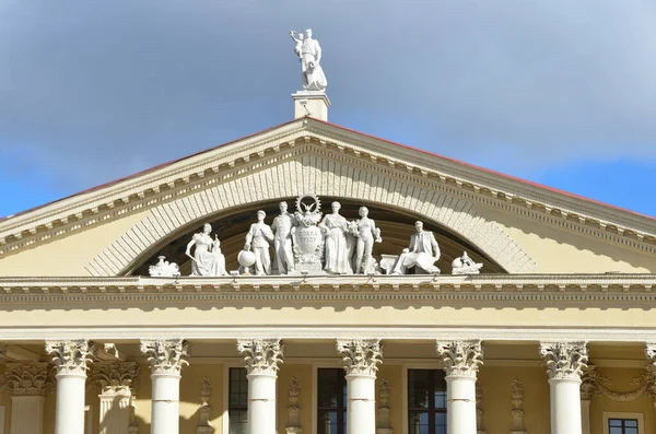 Mińsk Białoruś Wrzesień 2015 Rzeźby Dachu Pałacu Kultury Związków Zawodowych — Zdjęcie stockowe