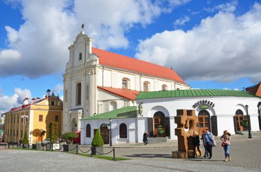 Minsk, Belarus, 28 Eylül 2015. St. Joseph Kilisesi, 4 Cyril ve Methodius Caddesi, Minsk, Belarus yakınlarında yürüyen insanlar.