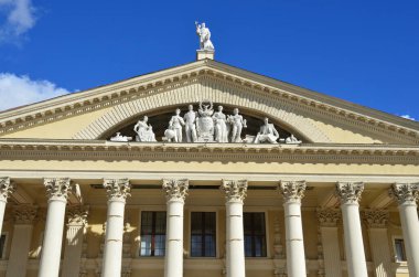 Minsk, Belarus, 28 Eylül 2015. Minsk 'teki sendika kültürü sarayının çatısındaki heykeller. Beyaz Rusya