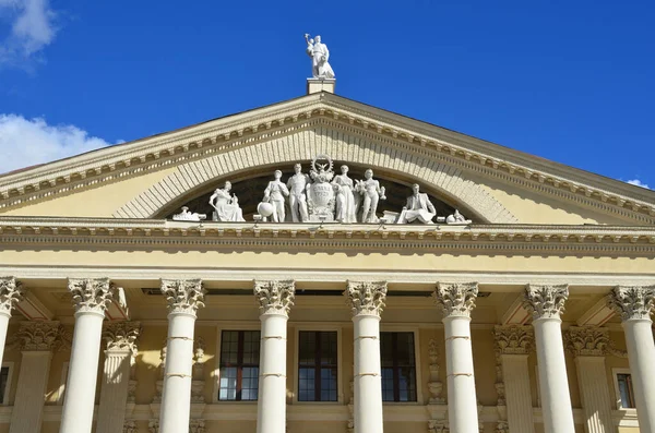 Mińsk Białoruś Wrzesień 2015 Rzeźby Dachu Pałacu Kultury Związków Zawodowych — Zdjęcie stockowe