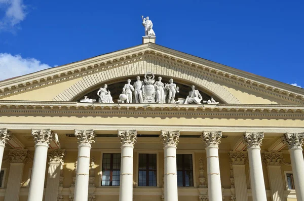 Minsk Belarus September 2015 Sculptures Roof Palace Culture Trade Unions — Stock Photo, Image