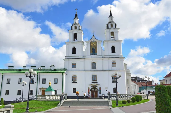 Minsk, Belarus, 28 Eylül 2015. Sonbaharda Minsk 'teki Kutsal Ruh' un İnişi Katedrali. Beyaz Rusya