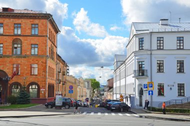 Minsk, Belarus, 28 Eylül 2015. Arabalar Belarus 'un Minsk şehrindeki devrimci caddede.