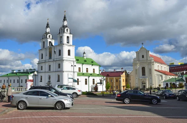 Mińsk Białoruś Wrzesień 2015 Samochody Przejeżdżają Obok Katedry Zstąpienia Ducha — Zdjęcie stockowe