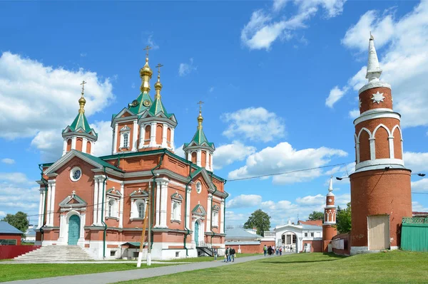 编者Kolomna 俄罗斯 2014年6月29日 俄罗斯场景 人们走在斯坦尼斯基修道院附近 — 图库照片