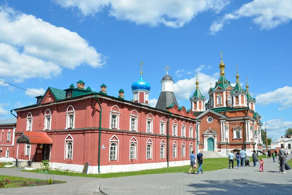 Kolomna Rosja Czerwiec 2014 Scena Rosyjska Ludzie Spacerujący Pobliżu Klasztoru — Zdjęcie stockowe