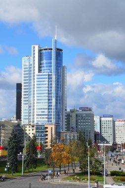 Minsk, Belarus, 28 Eylül 2015. Sonbaharda Minsk 'te Kazananlar Bulvarı. Beyaz Rusya