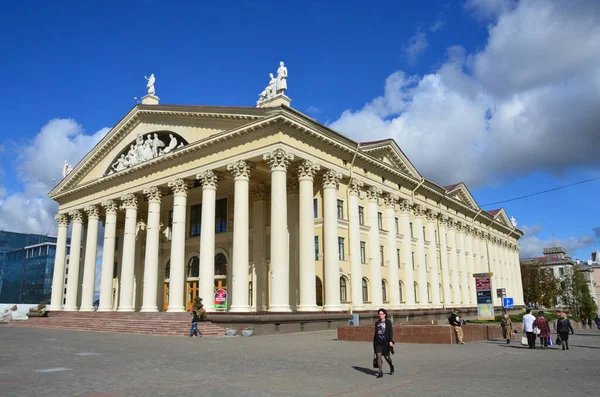 Minsk Vitryssland September 2015 Människor Promenader Nära Palace Kultur Fackföreningar — Stockfoto