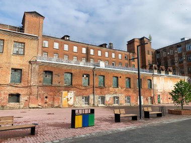 Balashikha, Moskova bölgesi, Rusya, Haziran 06. 2020 yılı. Balashikha pamuk fabrikasının tarihi binası ve Pekhorka nehrinin kıyısında yaz mevsiminde yeni dinlenme alanı