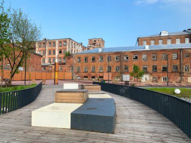 Balashikha, Moskova bölgesi, Rusya, Haziran 06. 2020. Balashikha pamuk fabrikasının tarihi binası ve Pekhorka nehrinin kıyısındaki yeni dinlenme alanı.