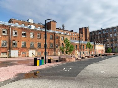 Balashikha, Moskova bölgesi, Rusya, Haziran 06. 2020 yılı. Balashikha pamuk fabrikasının tarihi binası ve Pekhorka nehrinin kıyısında yaz mevsiminde yeni dinlenme alanı