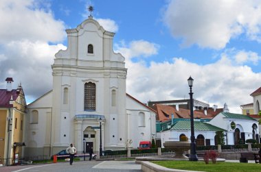 Minsk, Belarus, 28 Eylül 2015. St. Joseph Kilisesi, 4 Cyril ve Methodius Caddesi, Minsk, Belarus yakınlarında yürüyen insanlar.