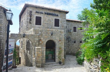 Ulcinj, Karadağ, 20 Haziran 2015. Otel Palata Venezia tarihi eski kasaba binasında yer almaktadır. Karadağ, Ulcinj kenti