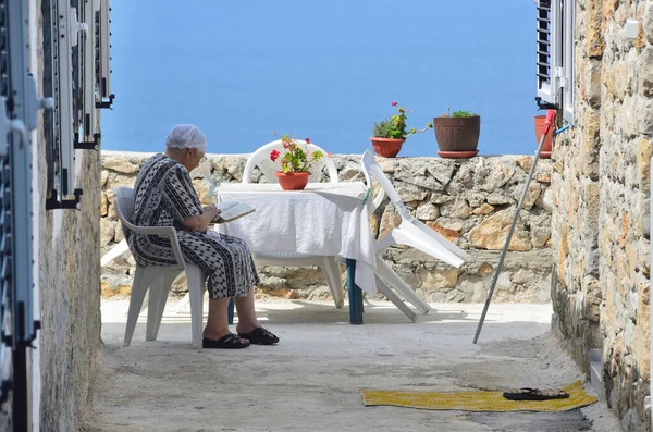 Ulcinj Montenegro Junio 2015 Mujer Mayor Lee Libro Sobre Alta — Foto de Stock