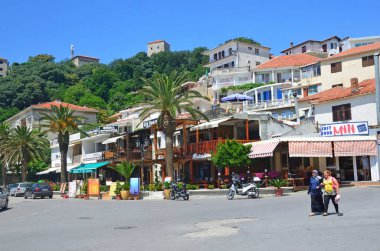 Ulcinj, Karadağ, 20 Haziran 2015. Karadağ 'ın eski kenti Ulcinj' de yaz aylarında insanlar yürüyor