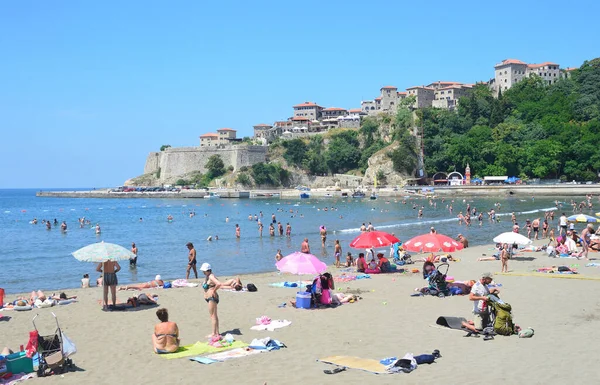Ulcinj モンテネグロ 2015年6月20日 人々は古い要塞の近くのUlcinjのビーチで日光浴をします モンテネグロ ストック画像